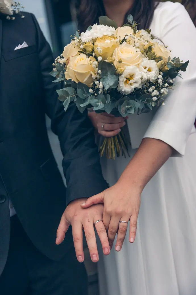 Couple qui montre ses alliances