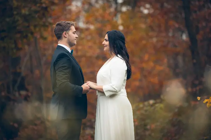 Couple de mariés en novembre