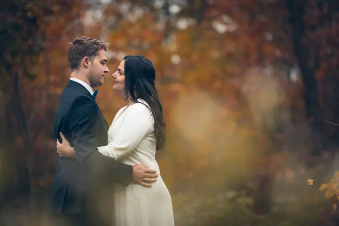 Couple de mariés en novembre